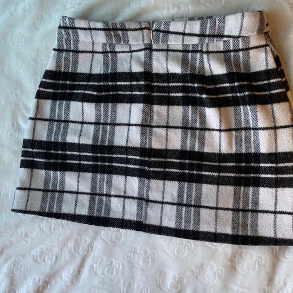Short black and white plaid skirts - Picture 3 of 3